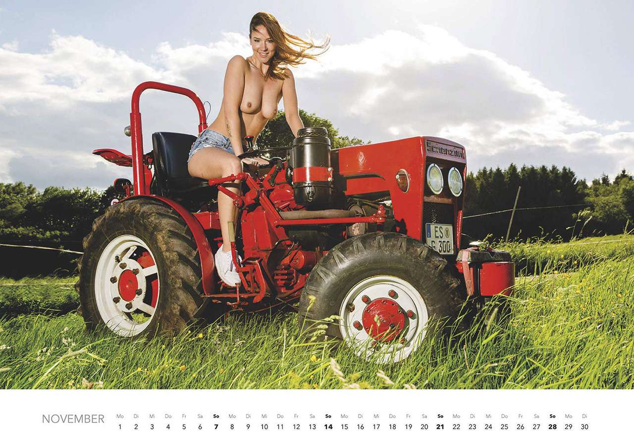 Первый календарь на 2021 год: не очень одетые трактористки (18+) — фото 1196278