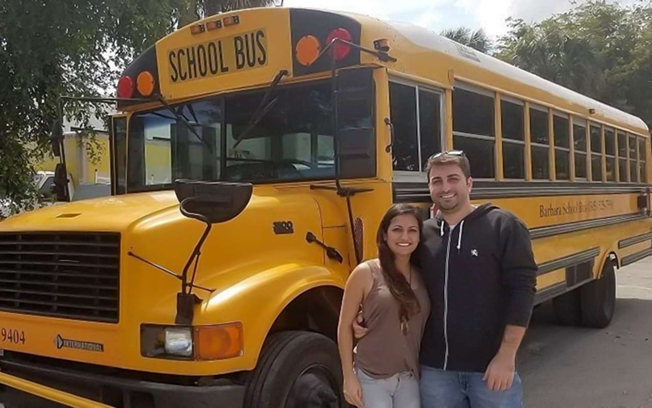 Очень длинный автодом: семья переделала школьный автобус — фото 1143601