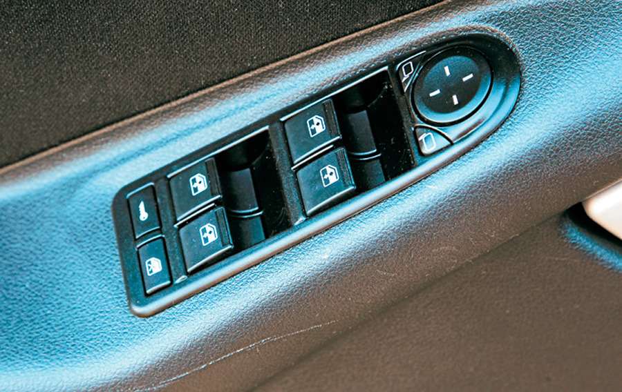 Datsun mi-DO. Как и у Гранты, стекла в Датсуне – с автоматическим режимом, достаточно лишь придержать кнопку секунду-другую.