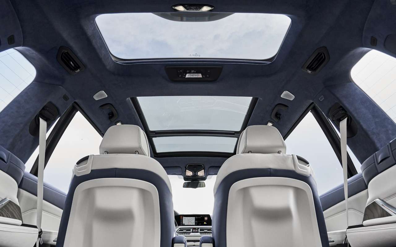 В базовой комплектации BMW X7 оснащен трехсекционной панорамной крышей, а за отдельную плату можно заказать панорамную крышу Sky Lounge.