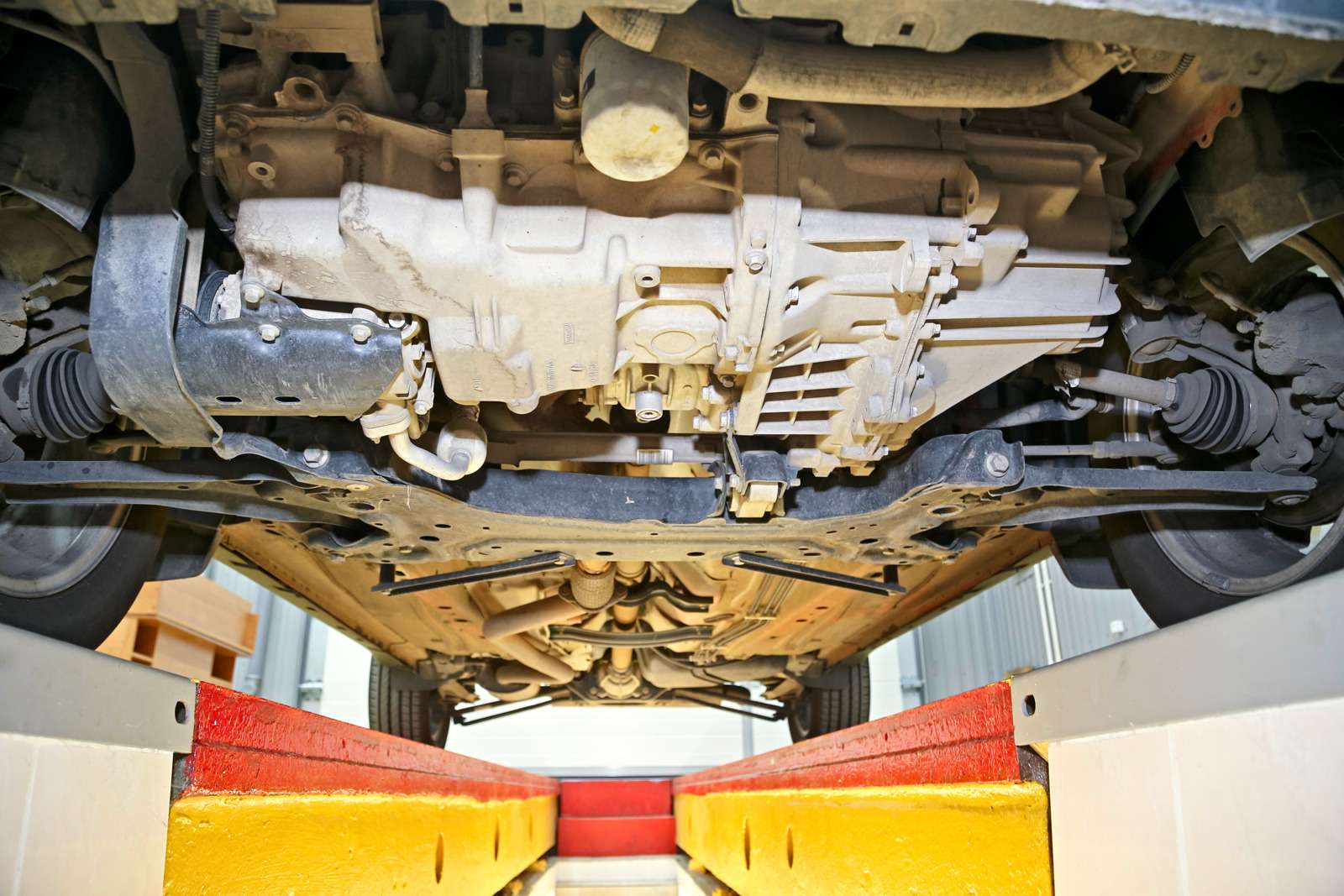 Ford EcoSport. EcoSport во всех комплектациях выходит с завода без защиты двигателя.
