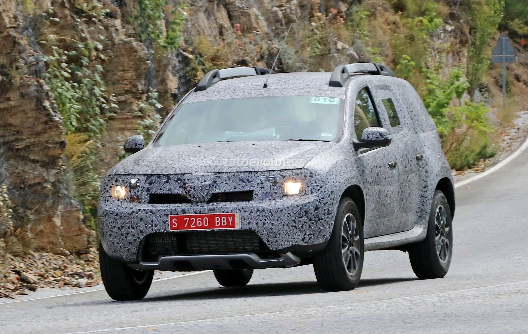 all-new-dacia-duster-caught-in-first-spyshots-plus-dacia-novelties-for-frankfurt-photo-gallery_3