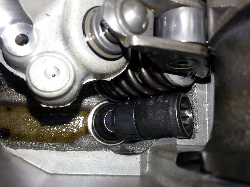 Владелец старого Mitsubishi Lancer Evo нашел в двигателе головку ключа