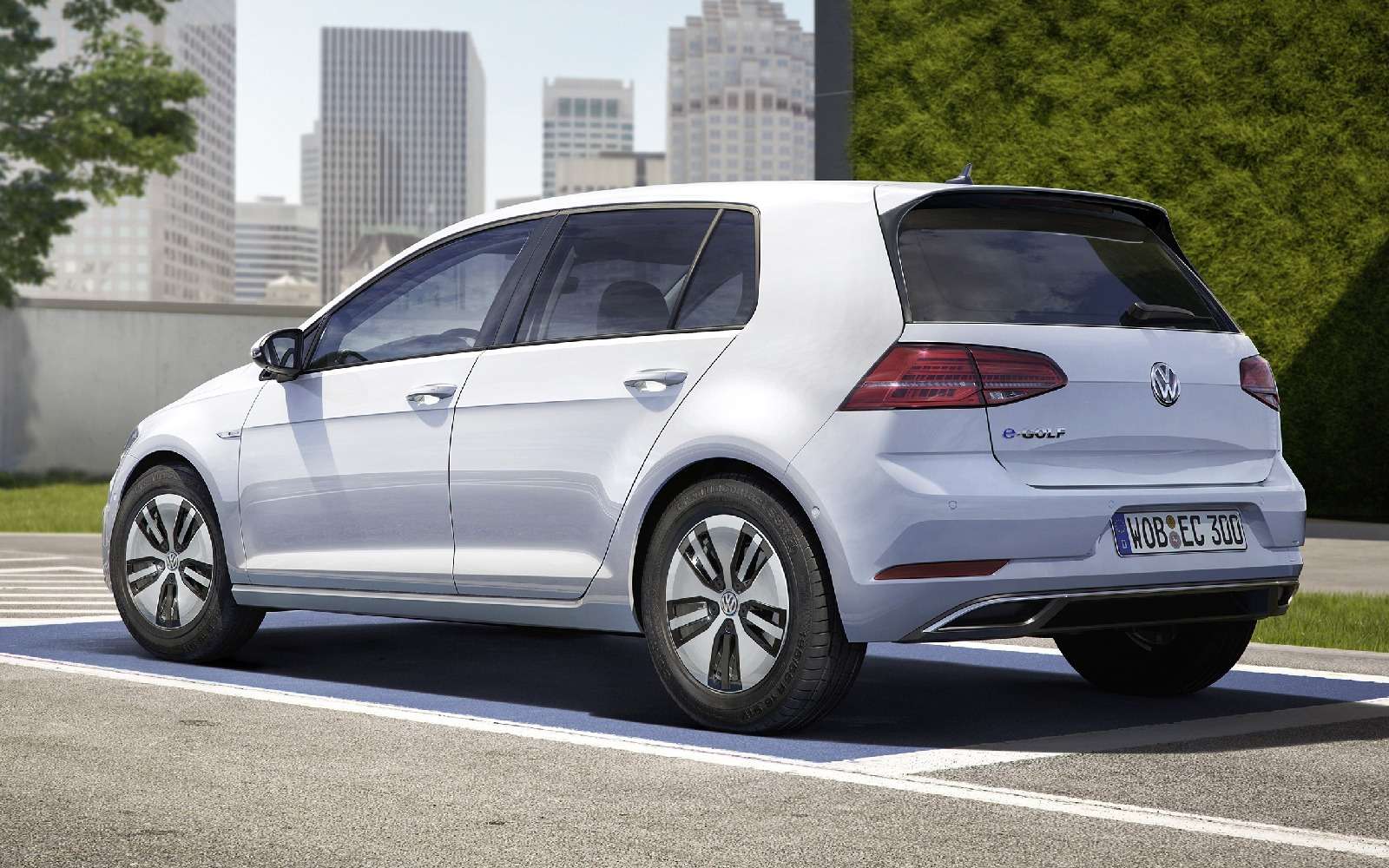 Озеленитель имиджа: Volkswagen обновил электромобиль e-Golf — фото 665347