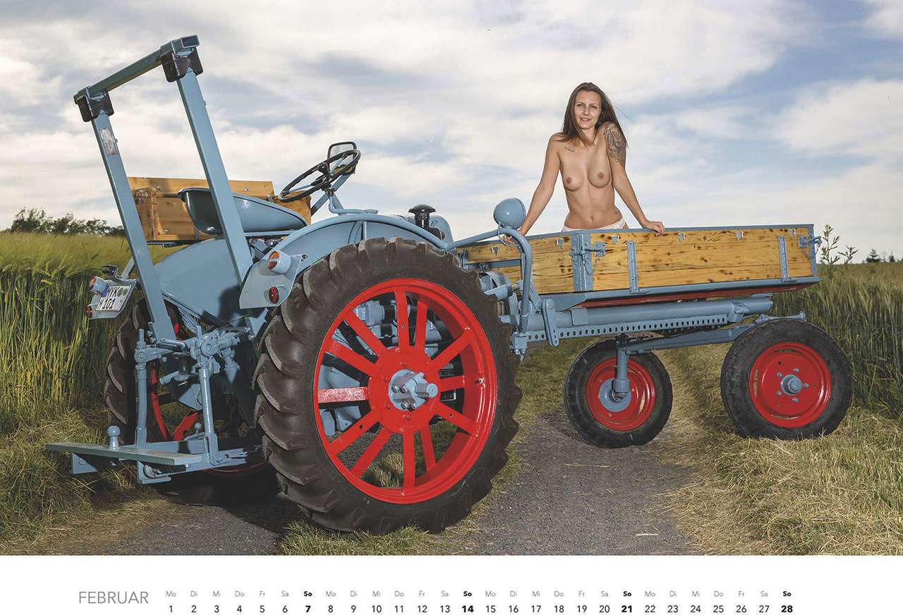 Первый календарь на 2021 год: не очень одетые трактористки (18+) — фото 1196282