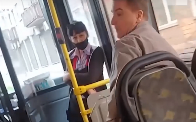 Пассажир автобуса без маски пообещал стукнуть любого, кто подойдет к нему с нотациями
