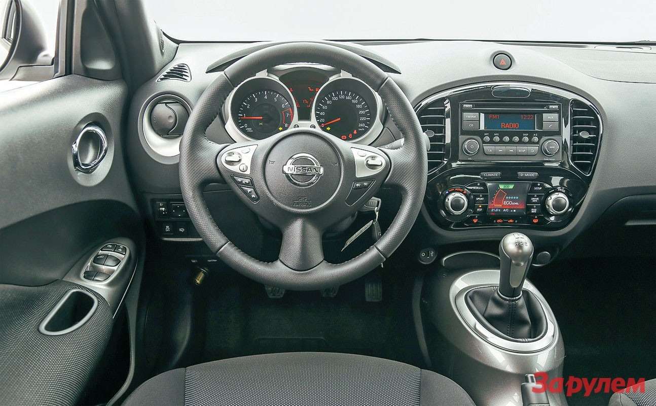 Кнопки управления системами на руле появляются только в комплектации SE.