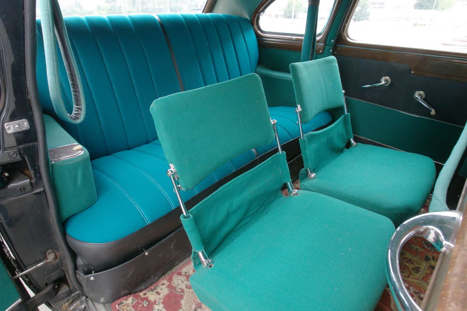 Маленькие сиденья-страпонтены чаще всего использовали в такси.
