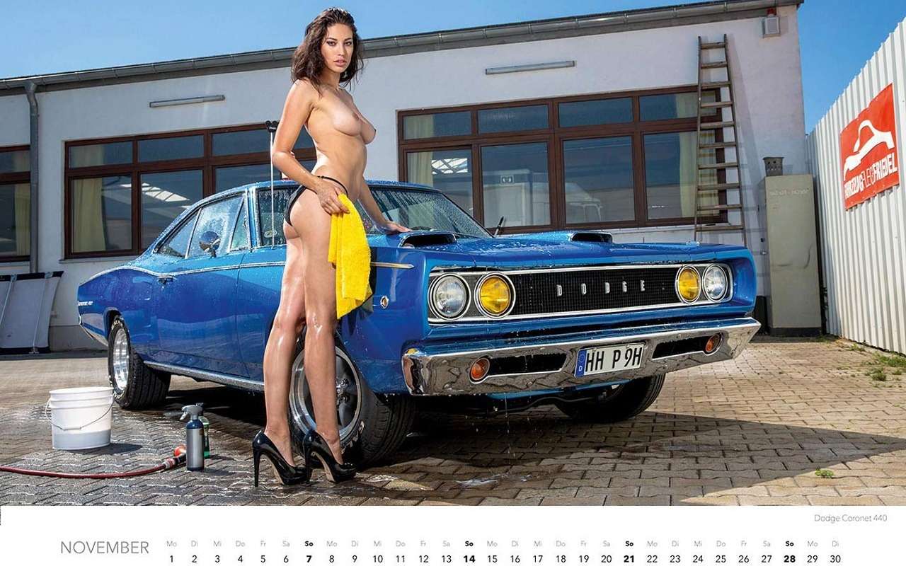 Девушки на автомойке — пожалуй, лучший календарь 2021 года — фото 1203390