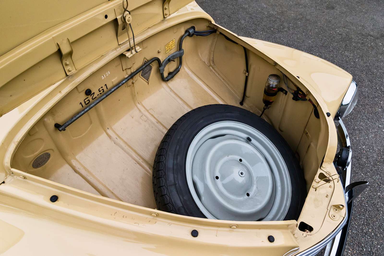Renault 4CV. Запаску обычно ставили в передней части багажника, а иногда даже крепили на крыше с помощью специального кронштейна.