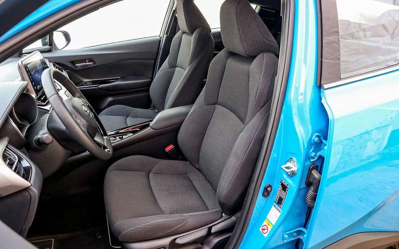 Передние сиденья Тойоты самые удобные в тесте: плотная набивка, отличный профиль, широкие диапазоны регулировок.