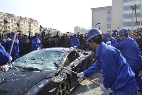 no copyright Lamborghini Gallardo smash china 3