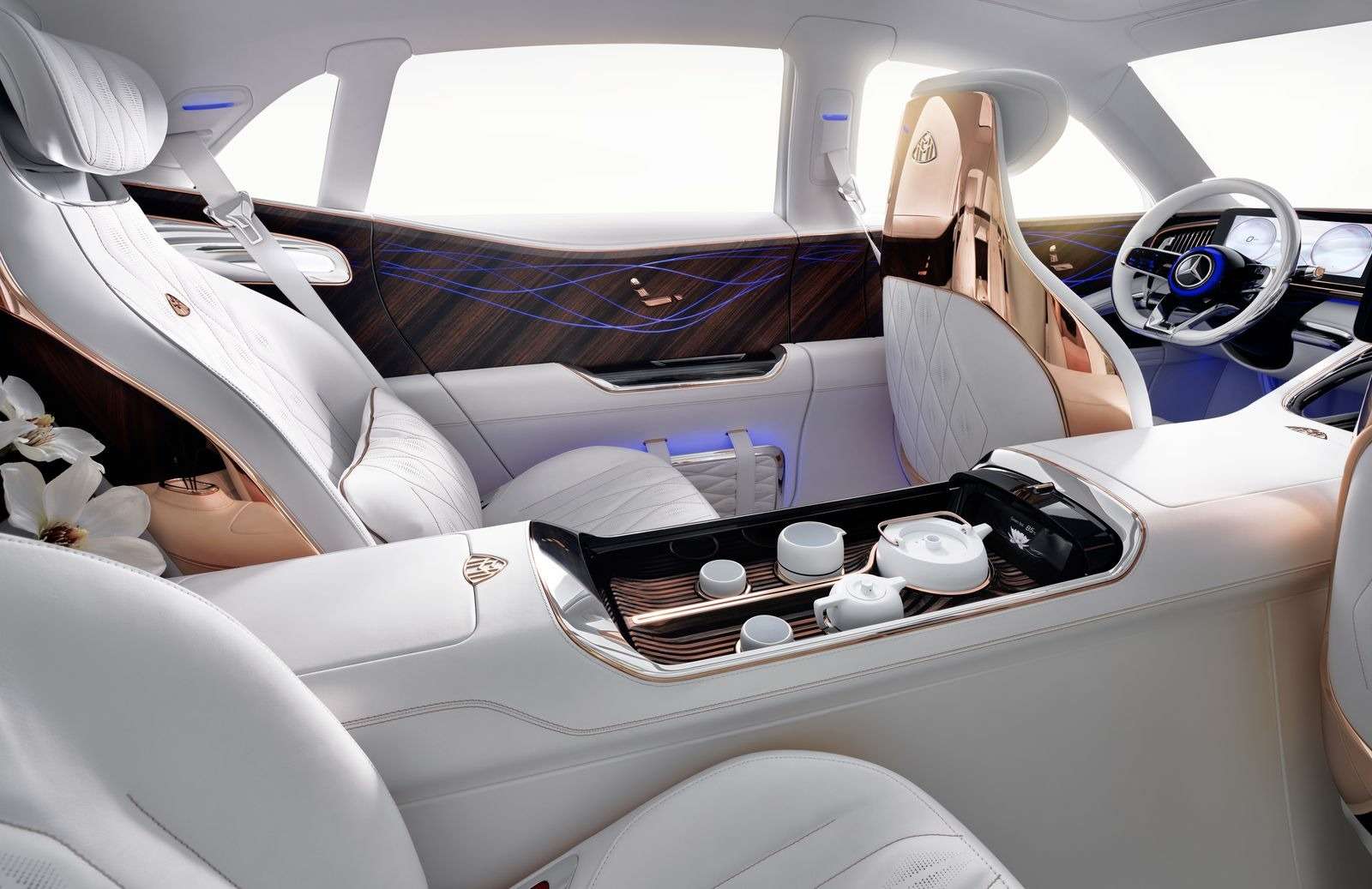Кросс-седан Mercedes-Maybach Ultimate Luxury: золото, чайник, электричество — фото 865364