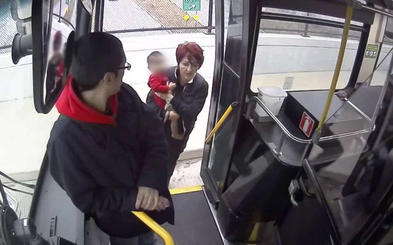Водитель автобуса спасла блуждающего на морозе босого ребенка