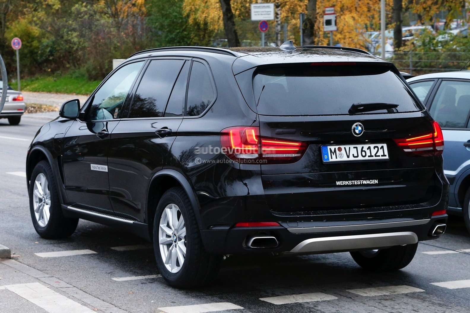 spyshots-hybrid-bmw-x5-goes-out-for-tests-in-traffic-1080p-6_no_copyright