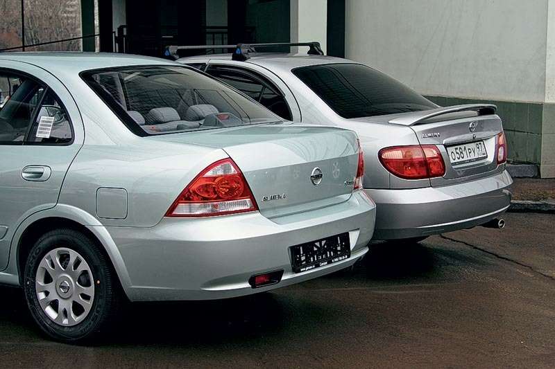 Багажники обеих моделей изнутри весьма схожи. У N16 заднее сиденье складывается по частям (40/60).
