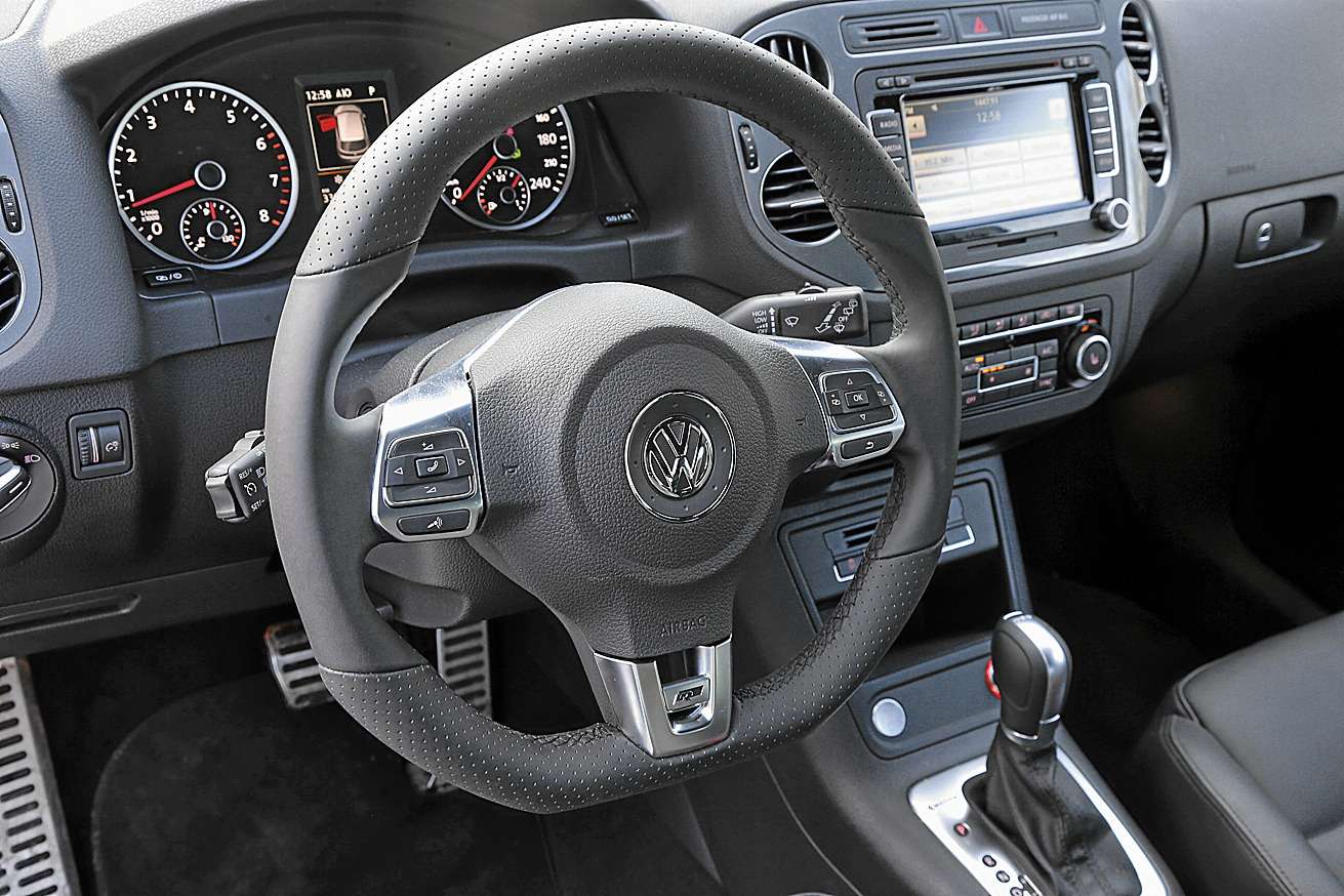 Volkswagen Tiguan R-Line. Аббревиатура R-Line украшает рулевое колесо и подголовники передних кресел