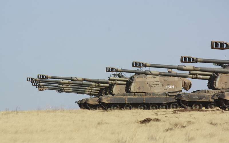 В ходовой части САУ «Мста-С» используются узлы танка Т-80. Это легко определить по маленьким каткам. У «Коалиции-СВ» катки больше.