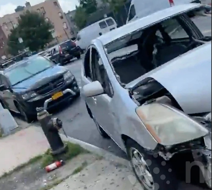 Водителя разбитого седана оштрафовали за неправильную парковку