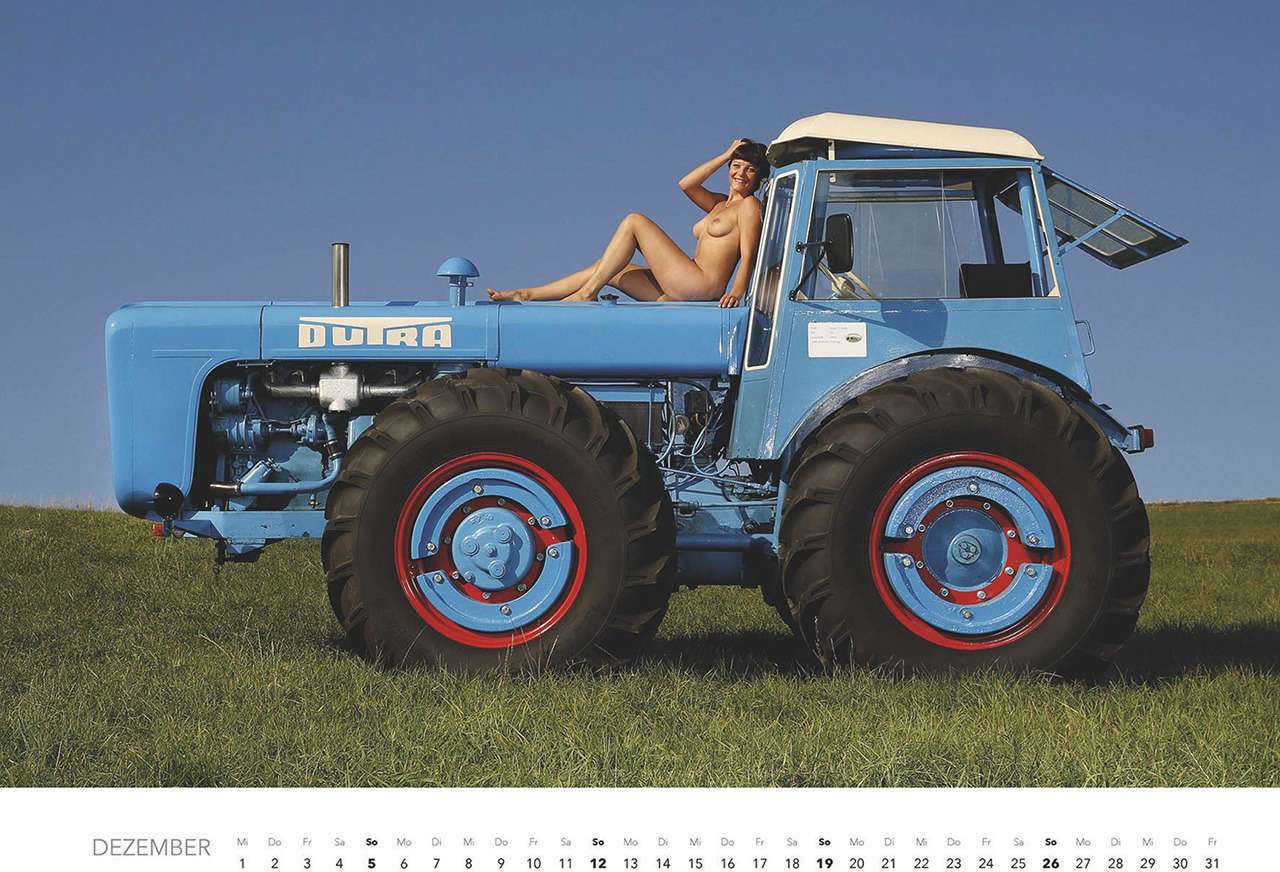 Первый календарь на 2021 год: не очень одетые трактористки (18+) — фото 1196283