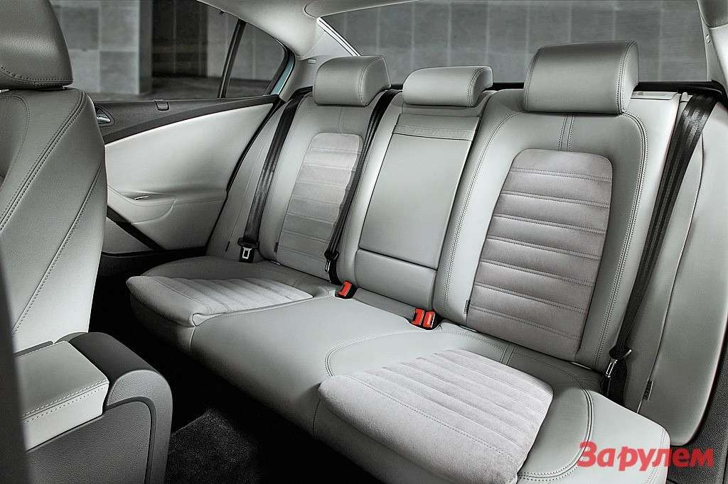 Запас пространства для ног задних пассажиров на Volkswagen Passat B6 увеличился на 12 мм по сравнению с предшественником