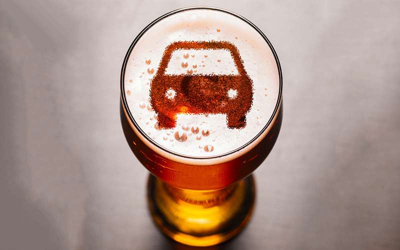 Если пить пиво в машине, что за это будет? А в стоящей? А пассажиру?