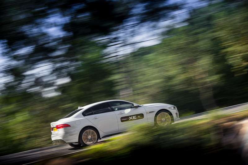 На извилистых загородных дорожках Jaguar XE в одночасье сделает вас счастливыми. Шасси – одно из лучших в классе. 