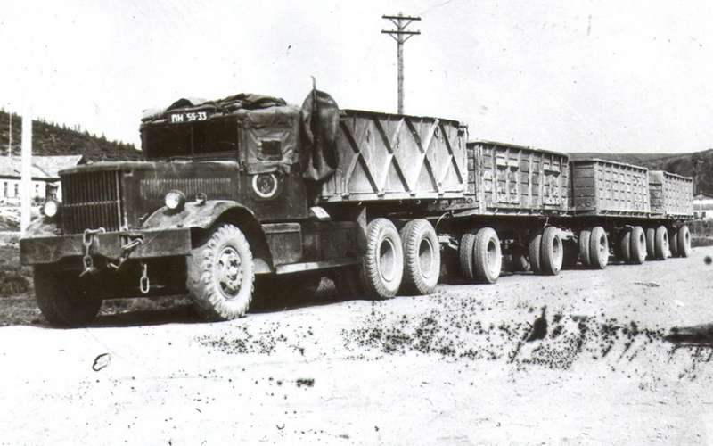 Заокеанский тягач Diamond T980 на Колымской трассе уже после войны.