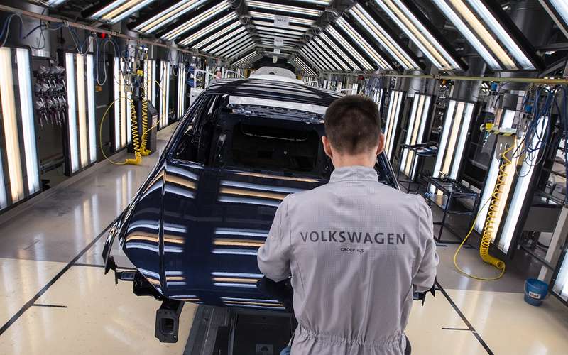 С понедельника Volkswagen приостановит сборку автомобилей в России