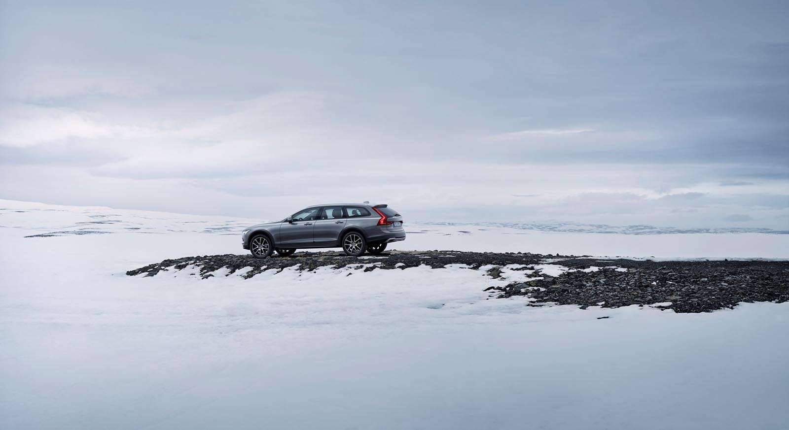 Volvo V90 Cross Country: старт российских продаж и рублевые цены — фото 674598