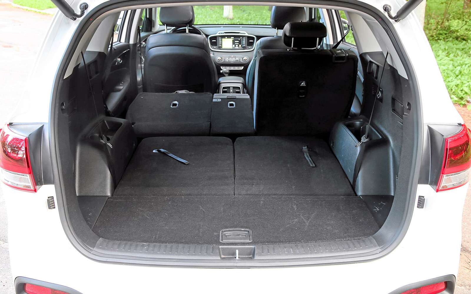 В Kia Sorento Prime мы «нашли» 504 литра полезного объема. Дверь можно открыть, просто постояв рядом несколько секунд с ключом в кармане, – остальное сделает электропривод Как и у Hyundai.