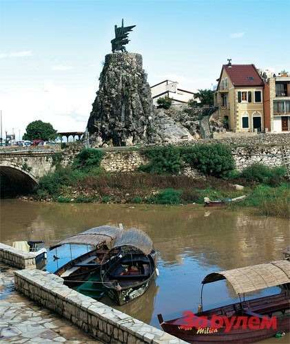 Вирпазар — крохотный населенный пункт рядом со Скадарским озером. На фото — памятник героям войны. Здесь стоит закинуть удочку — и бесплатная уха гарантирована! 